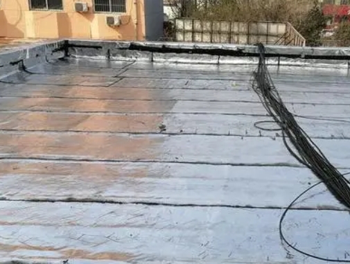 玉林市卫生间漏水维修公司分享下玉林市屋面楼顶防水刚性防水层施工要点。